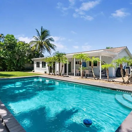 Stunning Tropical Heated Pool House Near The Beach